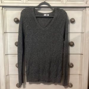 Gap women’s v neck sweater size S